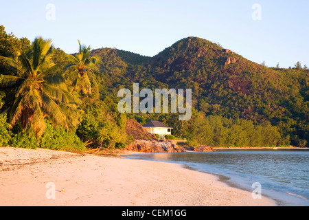 Anse La Blague, Praslin, Seychelles. Afficher le long de la plage, le lever du soleil. Banque D'Images