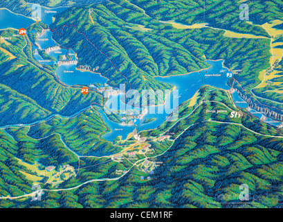 Le parc national des Lacs de Plitvice, Croatie, Lika-Senj. Vue plein cadre de carte topographique à l'entrée du parc. Banque D'Images