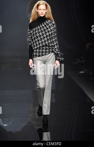 Anteprima Milan Prêt à Porter Automne Hiver cheveux ondulés, gris et noirs houndstooth cochez l'épaule top, pantalon gris Banque D'Images