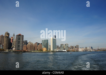Ciel bleu de l'automne vue, de l'Est River Sud croisière Circle Line Queensboro Bridge, bâtiment de l'ONU, les grattes-ciel de Manhattan, New York Banque D'Images