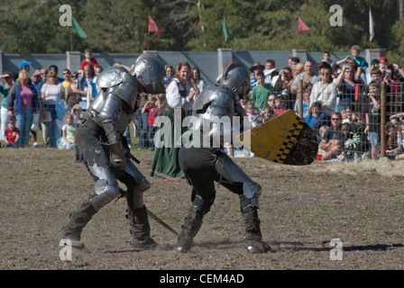 L'Assemblée Hoggetowne Faire médiévale à Gainesville, Floride, chevaliers combats d'épées dans un tournoi de joutes. Banque D'Images