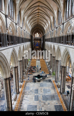 L'Angleterre, Salisbury, la cathédrale de Salisbury, Nef, vue depuis la galerie à l'Est Banque D'Images