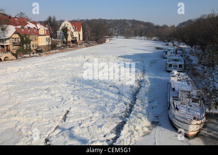 Les navires sur la rivière Saale, à Halle, Allemagne - à partir de pont en Kröllwitz (Kröllwitzbrücke) Banque D'Images