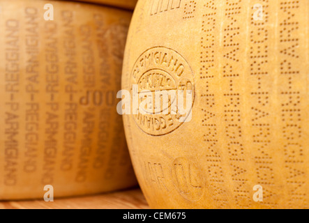 Close up de grandes roues de fromage Parmesan Banque D'Images