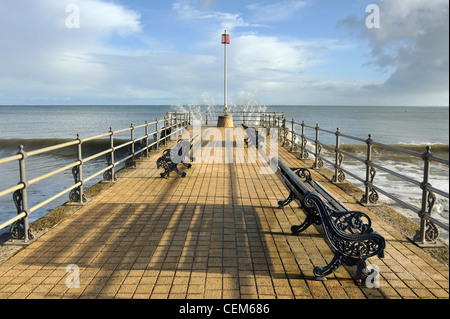 Une vague s'est écrasé contre l'extrémité de la jetée de banjo à Swanage, Dorset, UK. Banque D'Images