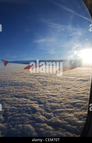 Voler au-dessus des nuages à avion easyjet Banque D'Images