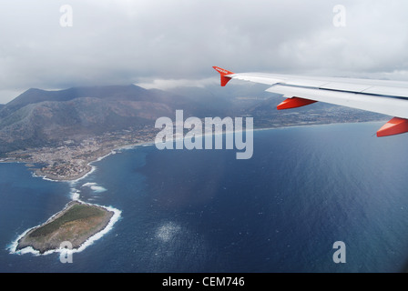 Photo prise hors de l'atterrissage de l'avion Palerme, Sicile, Italie - vol Easyjet vers la Sicile - voir ci-dessus de l'île de Banque D'Images