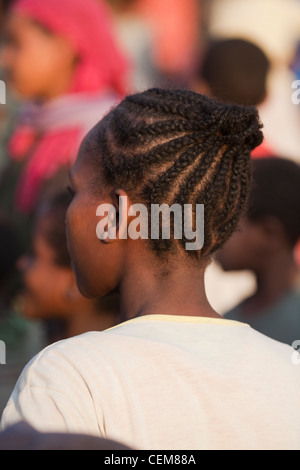 Jeune fille. Style de cheveux avec des tresses. Wedogenet Marché, centre de l'Éthiopie. Banque D'Images