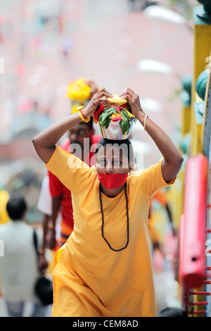 Les dévots ordre croissant les étapes de grottes de Batu pendant Thaipusam fête hindoue, près de Kuala Lumpur. Banque D'Images