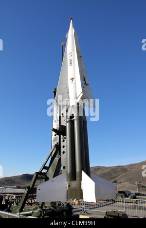 Missile Nike Hercules se trouve sur l'écran de lancement à la SF-88 base de missiles Nike au Marin Headlands au nord de San Francisco. Banque D'Images