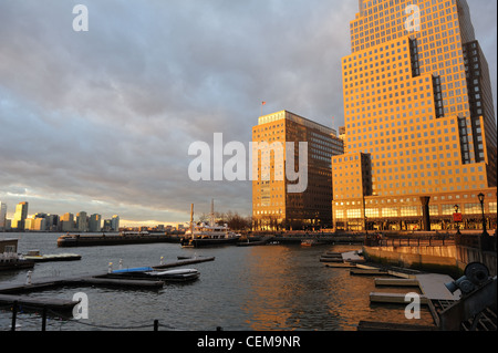 Le World Financial Center, North Cove Marina et la rivière Hudson au coucher du soleil. Banque D'Images