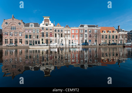 Façades de maisons monumentales à un canal à Leiden, Pays-Bas Banque D'Images