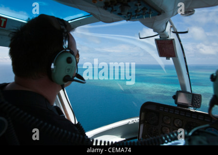 Vol en hélicoptère au-dessus du corail près de Cairns. Great Barrier Reef Marine Park, Queensland, Australie Banque D'Images