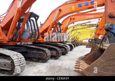 Diggers JCBs dans une ligne aux enchères Banque D'Images