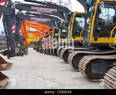 Diggers JCBs dans une ligne aux enchères Banque D'Images