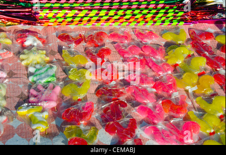 Bonbons colorés paniers dans le polyéthylène vendre piscine foire de rue dans le marché. Banque D'Images