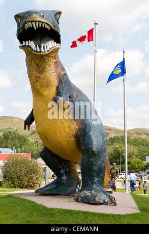 Le plus grand dinosaure au monde, dans la ville de Drumheller, Alberta, Canada. C'est un 4,5 fois modèle lifesize de Tyrannosaurus rex. Banque D'Images