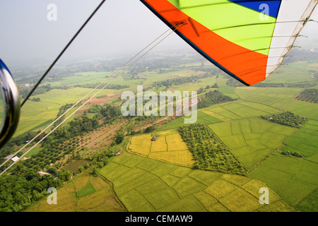 Vue aérienne de la neige sur les champs verts de la province de Chiang Mai dans le Nord de la Thaïlande Banque D'Images