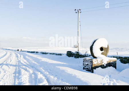 Une route fermée par la neige dans les Pennines, West Yorkshire Banque D'Images