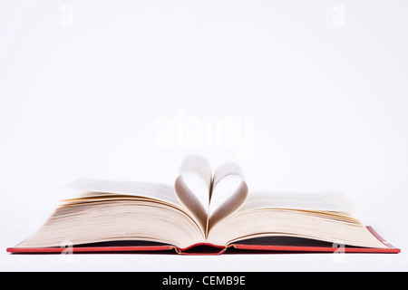 Livre avec des pages en forme de coeur sur fond blanc Banque D'Images