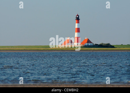 Phare de Westerhever vu à partir de la plage de Saint- Peter-Ording Banque D'Images