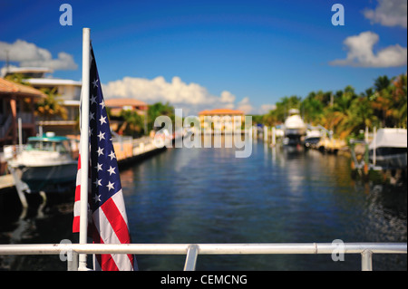 Photographie de la Stars and Stripes Star Spangled Banner photographié sur fond de Key Largo, en Floride Banque D'Images