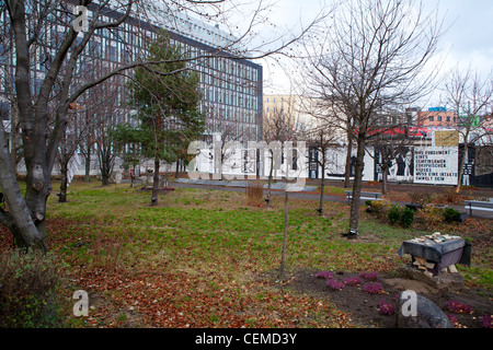 Jardin de la paix. Mur de Berlin encore dans sa position d'origine. Entre le parlement allemand moderne et appuyez sur les immeubles de bureaux. Banque D'Images