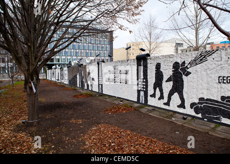 Jardin de la paix. Mur de Berlin encore dans sa position d'origine. Entre le parlement allemand moderne et appuyez sur les immeubles de bureaux. Banque D'Images