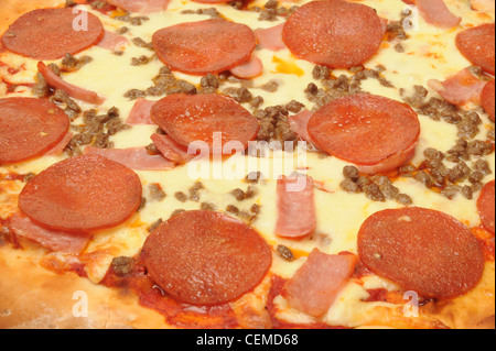 La garniture de la pizza au Pepperoni Banque D'Images