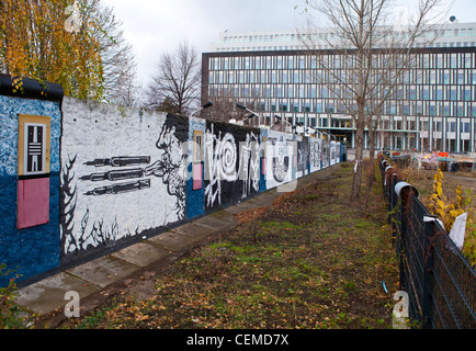 Jardin de la paix. Mur de Berlin encore dans sa position d'origine. Entre le parlement allemand moderne et appuyez sur les immeubles de bureaux. Banque D'Images