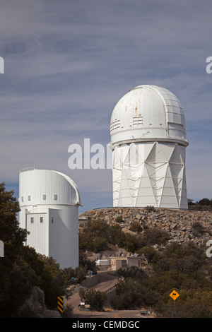 Vend, Arizona - l'Mayall 4 mètres (à droite) et le 2,3 mètres Bok réflecteur à l'Observatoire National de Kitt Peak. Banque D'Images