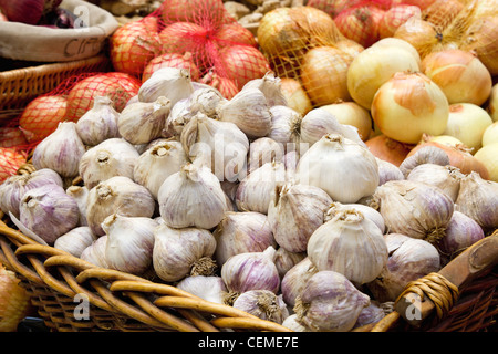 Bulbes d'ail et d'oignon à l'affichage Public Market Vegetable Stall closeup Banque D'Images