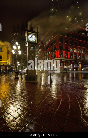 Horloge à vapeur de Gastown à Vancouver BC Canada sur une nuit pluvieuse avec Bâtiment Rouge Historique Banque D'Images