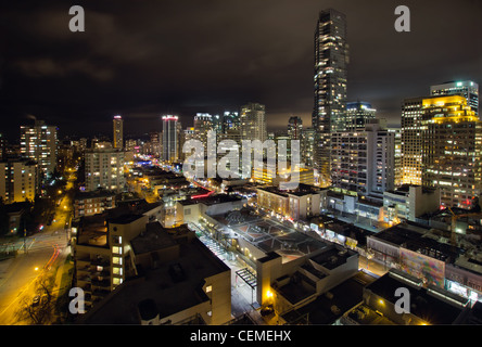 Vancouver BC Canada Robson Street Quartier Commerçant Cityscape at Night Banque D'Images