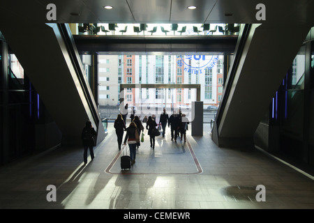 Les gens qui marchent dans la case Courrier mall à Birmingham et leurs silhouettes . Banque D'Images