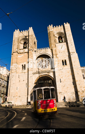 Tram 28 historique en face de la Cathédrale de Lisbonne (sé de Lisboa). Lisbonne, Portugal. Banque D'Images