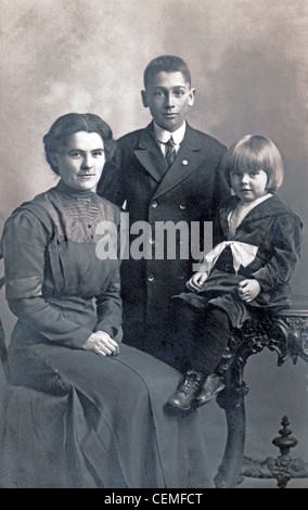 Un vintage portrait d'une mère de famille avec deux enfants, vers 1910. Banque D'Images