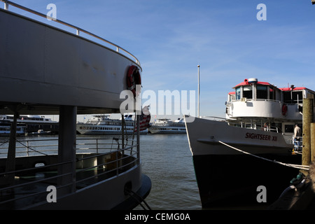 Ciel bleu stern et arcs voir deux bateaux amarrés croisière Circle Line Pier 83, Hudson River, West 42nd Street, New York Banque D'Images