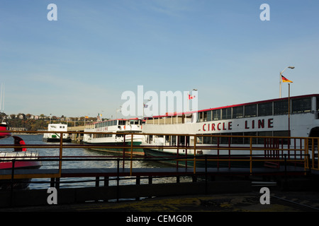 Blue sky view, grâce à bord de l'eau courante, deux bateaux amarrés croisière Circle Line Pier 83, Hudson River, West 42nd Street, New York Banque D'Images