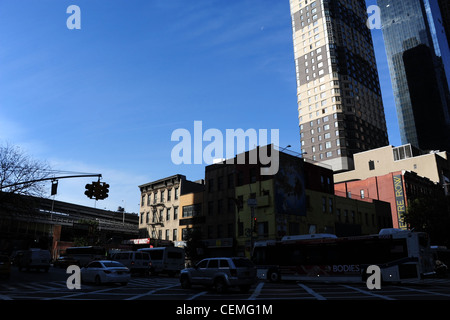 Ciel bleu de l'ombre voir le trafic, les bâtiments anciens, les gratte-ciel modernes, 'Big Apple' du marché de la viande, 9e Avenue Ouest 42e Rue, New York Banque D'Images