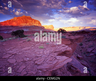 Le waterpocket fold 'EF' au coucher du soleil vu de point de panorama dans Capitol Reef National Park dans le sud de l'Utah, USA Banque D'Images