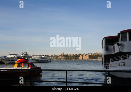 Vue du ciel bleu, de l'autre côté de la rivière Hudson pour les arbres d'automne river bluffs, les bateaux de croisière amarrés, Quai 83 West 42nd Street, New York Banque D'Images