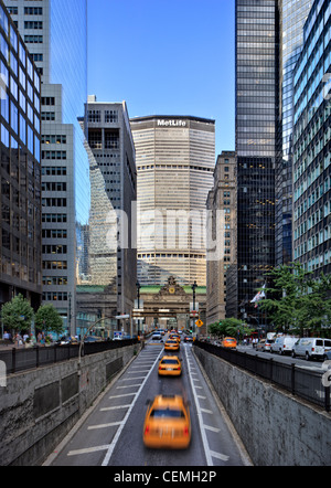 Les taxis de New York la conduite sur Park Avenue, avec Metlife building et Hemsely Bâtiment à l'arrière-plan. Banque D'Images