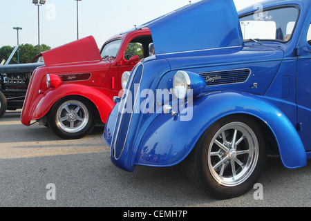 Auto- 1951 Ford Anglia. Bleu. Dayton, Ohio, USA. Ford Anglia rouge en arrière-plan. Banque D'Images