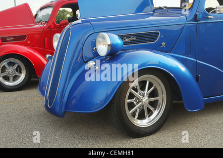 Auto- 1951 Ford Anglia. Bleu. Dayton, Ohio, USA. Ford Anglia rouge en arrière-plan. Banque D'Images