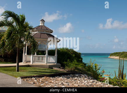 Gazebo blanc avec vue sur une plage tropicale à Long Bay, Antigua (Ciel bleu) Banque D'Images