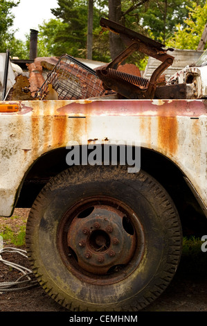 Vieux camion abandonné rouillé et détériore le long du côté de la route. Banque D'Images