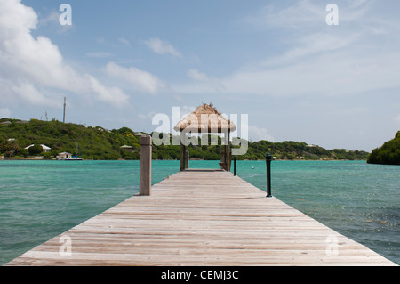 Jetée en bois tropical avec hut au-dessus de la mer à Long Bay, Antigua Banque D'Images