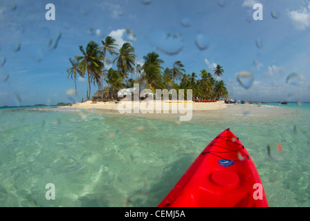 Kayak à Dog Island, San Blas, Panama Banque D'Images