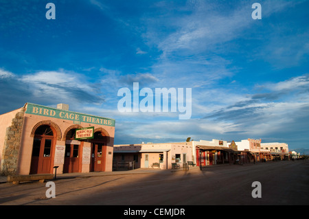 L'aube sur l'historique Théâtre Birdcage sur Allen Street, Tombstone, en Arizona Banque D'Images